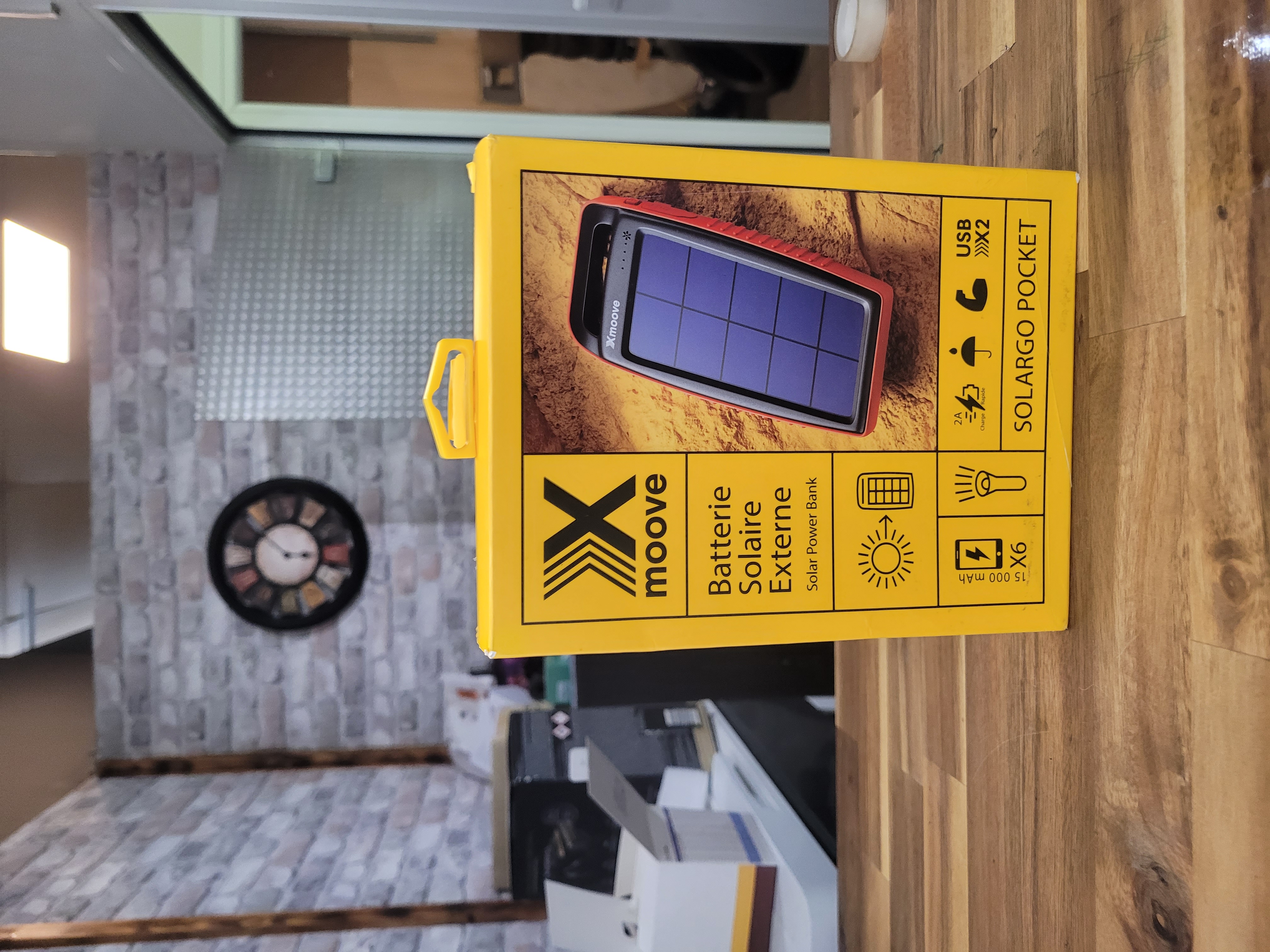 Xmoove Pocket - Batterie externe solaire avec lampe torche - 15 000 mAh