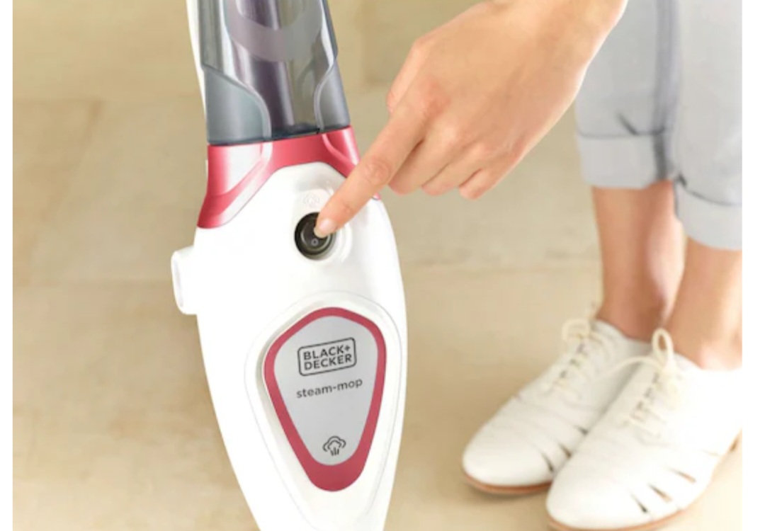 Black+ Decker Balai vapeur - 1600 W - 3 accessoires - 99,9% des bactéries et germes tués sans produit chimique - Temps de chauffe : 20 s - 350 ml