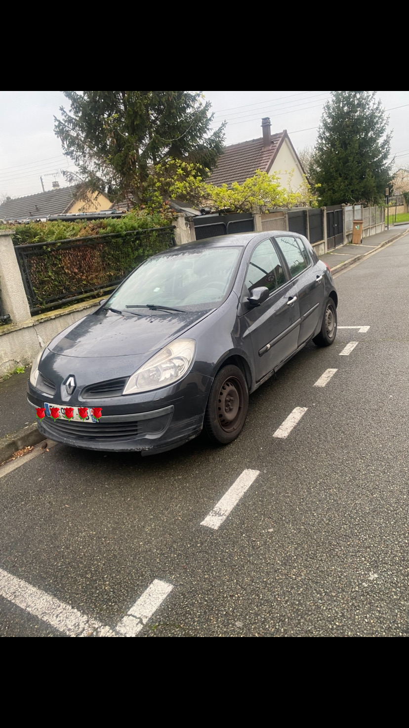 Renault · Clio · 2008 · 229 000 km · Diesel · Noir · 75 CV — Très bon état